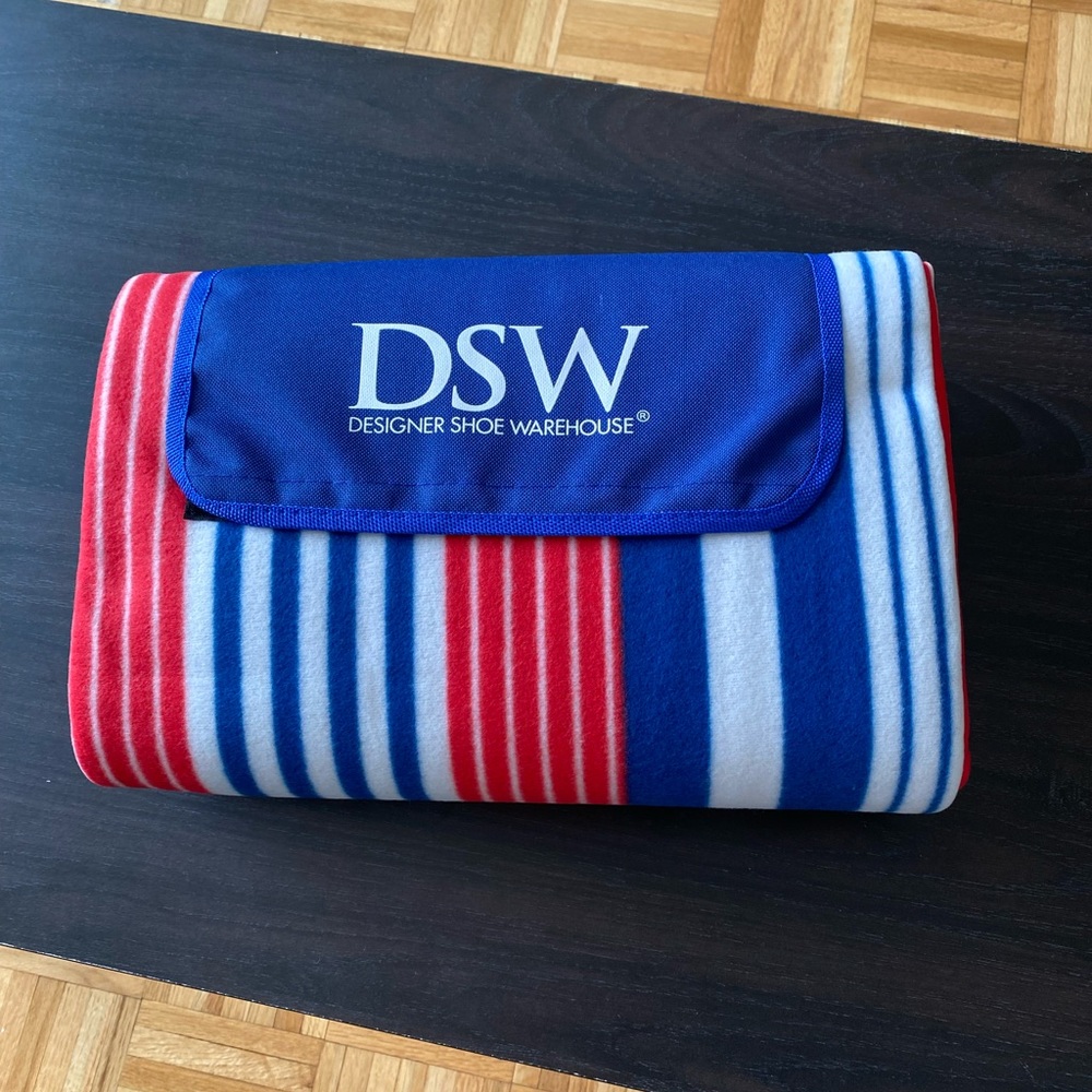Beach/picnic Blanket Wrap Towel Foldable With a Handle BNIP

53" x 69"